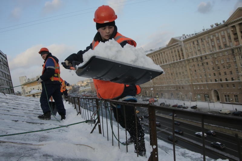 Коммунальные службы района Зюзино в усиленном порядке проводят работы по очистке крыш от снега